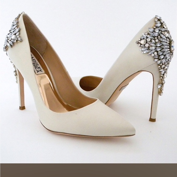 Badgley Mischka Gorgeous Ivory Pumps, Back Ornament NWT - Picture 2 of 4